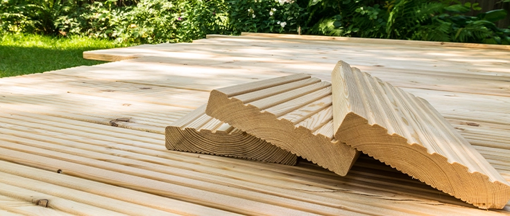 Terrassendielen aus hellem Holz