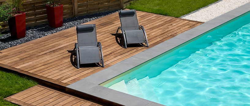 Holzterrasse an Swimingpool